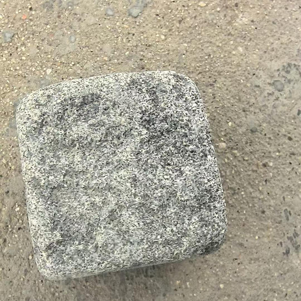 芝麻黑滚石